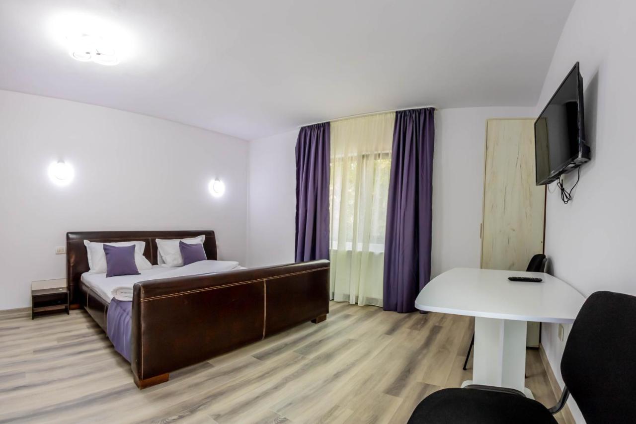 Hotel Pensiunea D & Ylan Novaci-Străini Exterior foto