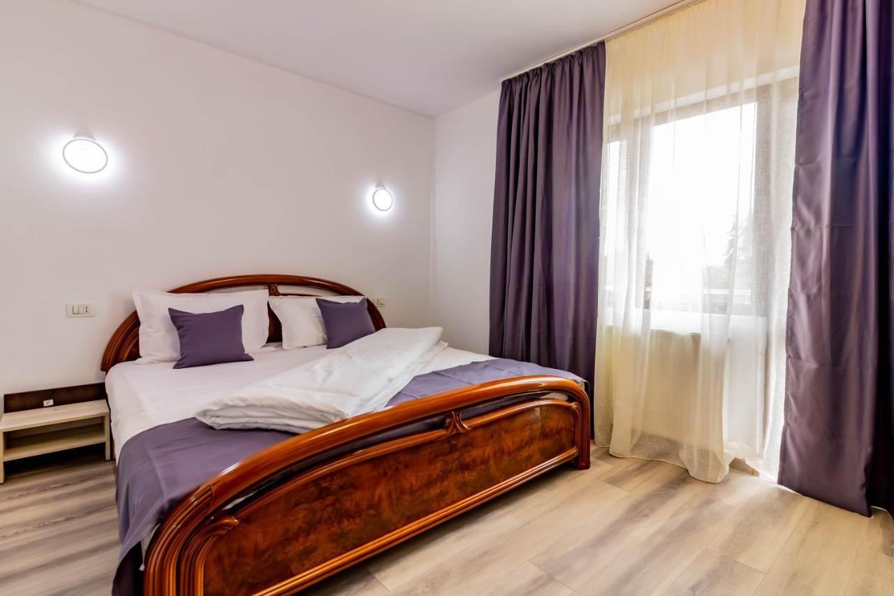 Hotel Pensiunea D & Ylan Novaci-Străini Exterior foto